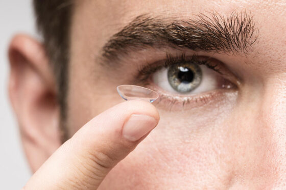 man holding eye contact 560x373jpg