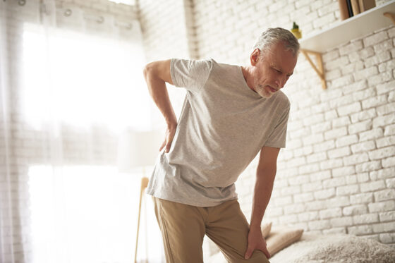 senior hombre sufriendo espalda baja fatiga dolor de espalda 560x373jpg