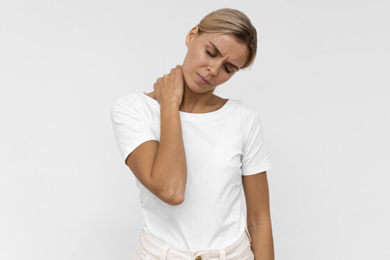 vista frontal de mujer teniendo dolor de cuello 560x373jpg
