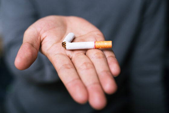 seccion media de una persona que sostiene cigarrillos 560x373jpg